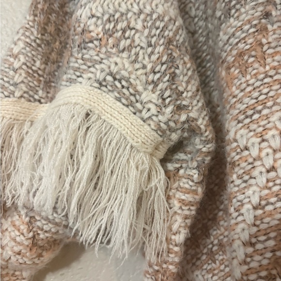 Cute V neck diamond pattern sweater with fringe on sleeves. Muted colors - Picture 2 of 12